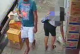 VÍDEO: Senhora furta sacola com peça de charque na Rua do Sol, em Arapiraca