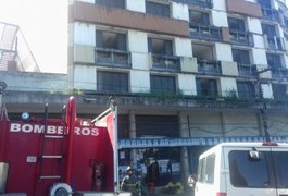 Bombeiros combatem princípio de incêndio em antigo prédio do INSS
