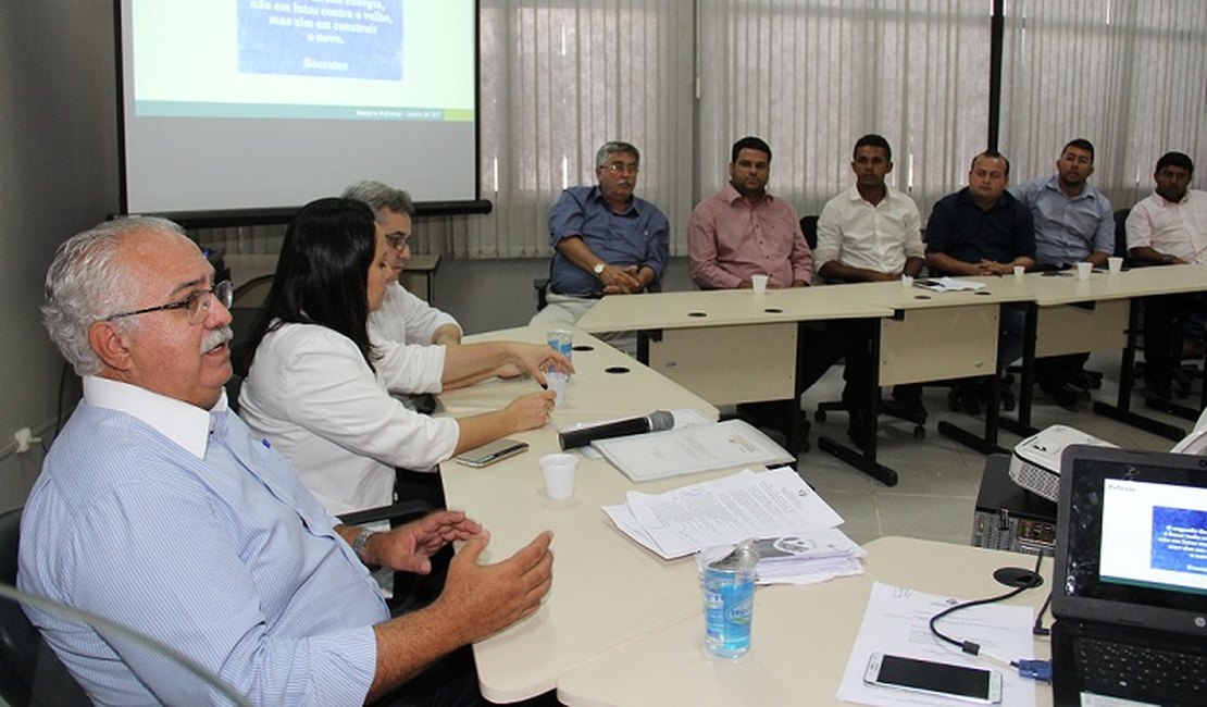Prefeito apresenta dados financeiros a vereadores de Arapiraca