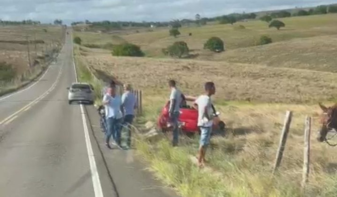 Motorista perde controle de carro em buraco e sofre acidente na AL-115, no Agreste alagoano