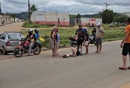 Mulher fica ferida em acidente entre motociclista e carro na BR-316, em Palmeira dos Índios