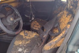 Revoltado com multa, homem ateia fogo no próprio carro em Piaçabuçu
