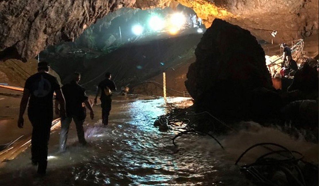 Todos são retirados de caverna após três dias de resgate na Tailândia