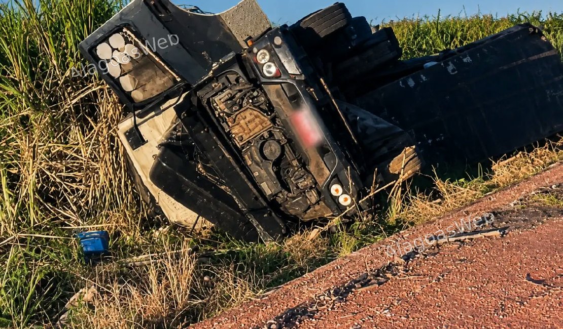 Motorista fica ferido após carreta com vasilhames vazios tombar em São Miguel dos Campos