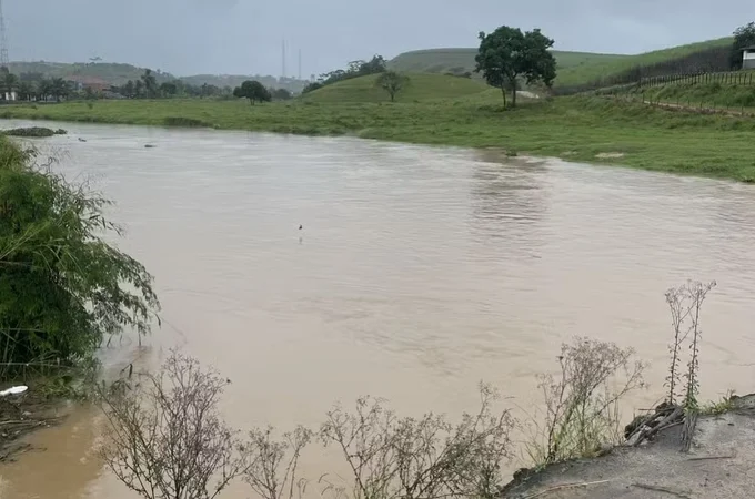 Rios sobem Defesa Civil de Alagoas pede evacuação de áreas de risco