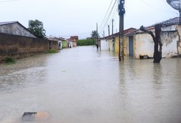 Água invade residências e fortes chuvas provocam estragos em Arapiraca; veja vídeos