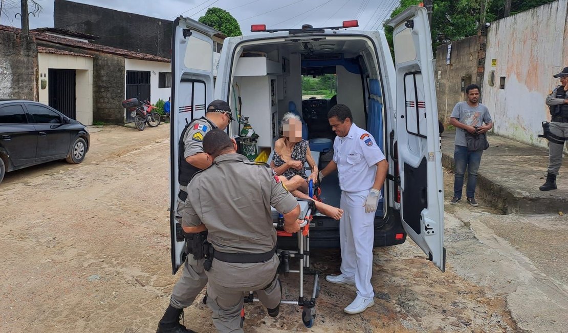 Ação integrada resgata idosa de 72 anos em situação de abandono em Maceió