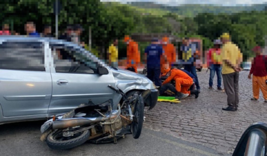 Condutor sofre fratura em batida envolvendo carro e moto em Palmeira dos Índios