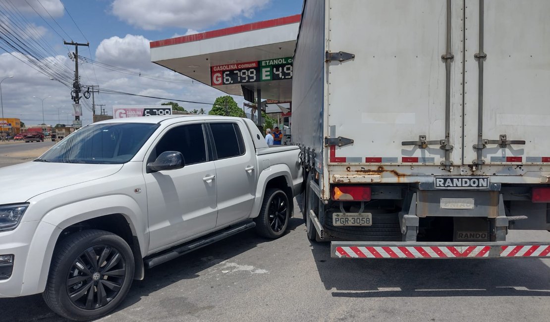 Vídeo. Colisão entre carro e caminhão baú é registrada em Arapiraca