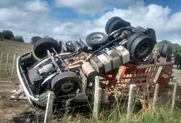 Carreta com botijões de gás capota e motorista morre, na 'Curva do Charque', em Limoeiro