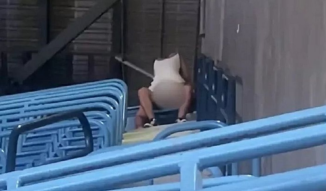 Casal faz sexo na arquibancada e nem se preocupa em ser visto, durante jogo de beisebol