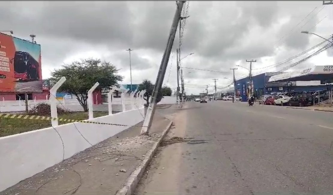 Veículo colide em poste de iluminação pública, nas proximidades da rodoviária de Arapiraca