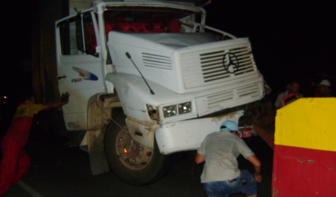 Caminhões e automóveis se envolvem em grave acidente na zona rural de Arapiraca