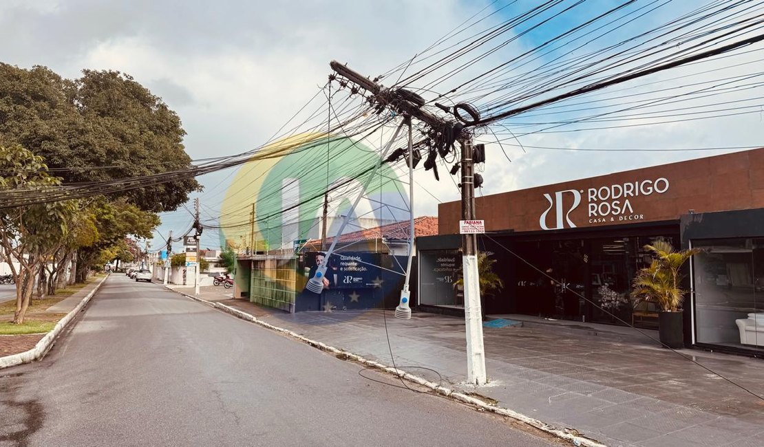Veículo atinge a fiação elétrica e poste fica quebrado na Av. Ceci Cunha, em Arapiraca