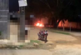 Carro é atingido por incêndio no bairro Massaranduba, em Arapiraca