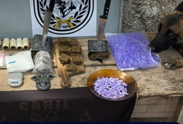 Ação policial apreende 850 gramas de maconha e quase 200 pinos de cocaína em matagal, em Arapiraca