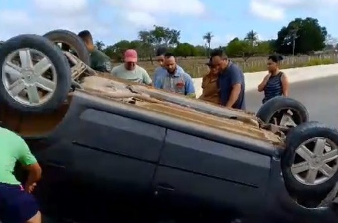 Vitima de acidente sofre apenas ferimentos leves após ficar presa às ferragens de carro, em Palmeira dos Índios