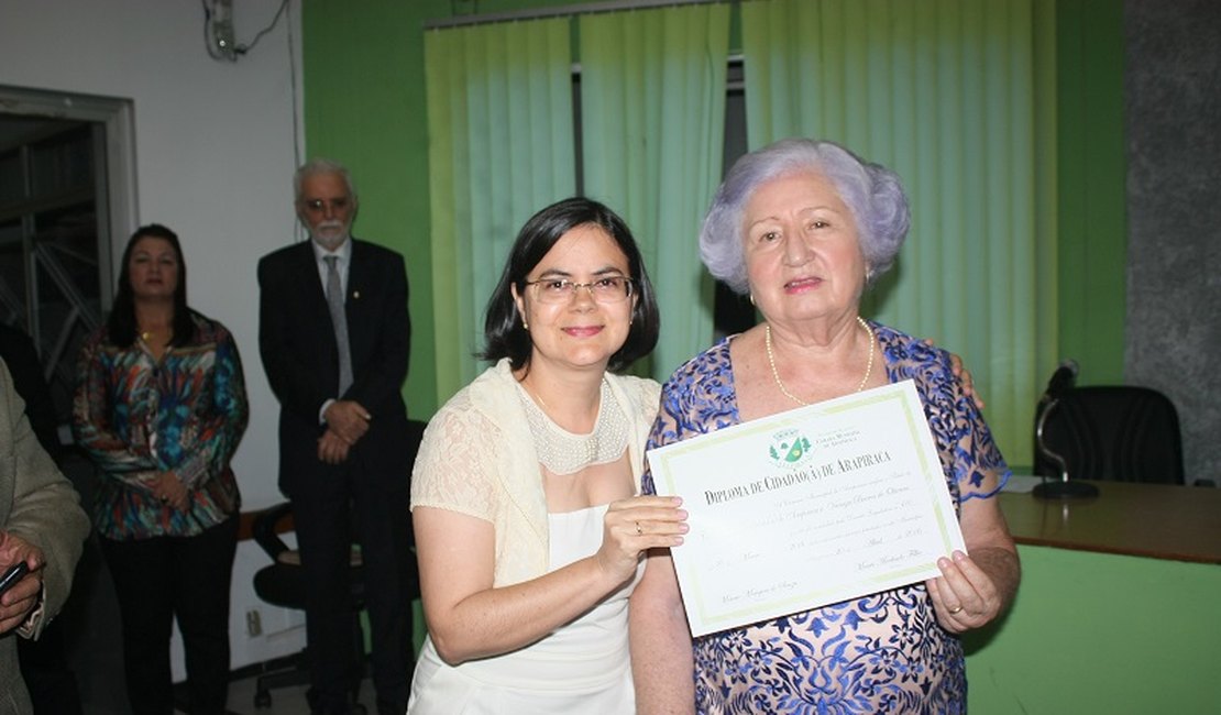 Professora Dira Oliveira é homenageada com o Titulo de Cidadã Honorária de Arapiraca