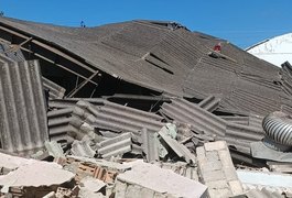 Em meio à reforma e prestes a ser demolido, teto do Mercado de Jaraguá desaba