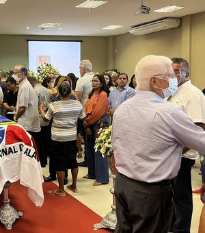 Familiares e amigos se despedem do ex-presidente do CSA Omar Coêlho