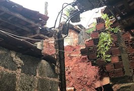 Por causa das chuvas, casa desmorona em cima de outra em área de risco