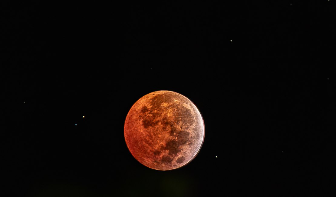 Veja como foi o Eclipse lunar na madrugada desta sexta-feira