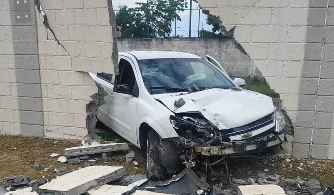 Carro atinge e derruba parte de muro de condomínio no Antares, em Maceió