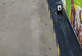 VÍDEO: Após batida, carro atinge bomba de posto de combustíveis em Arapiraca