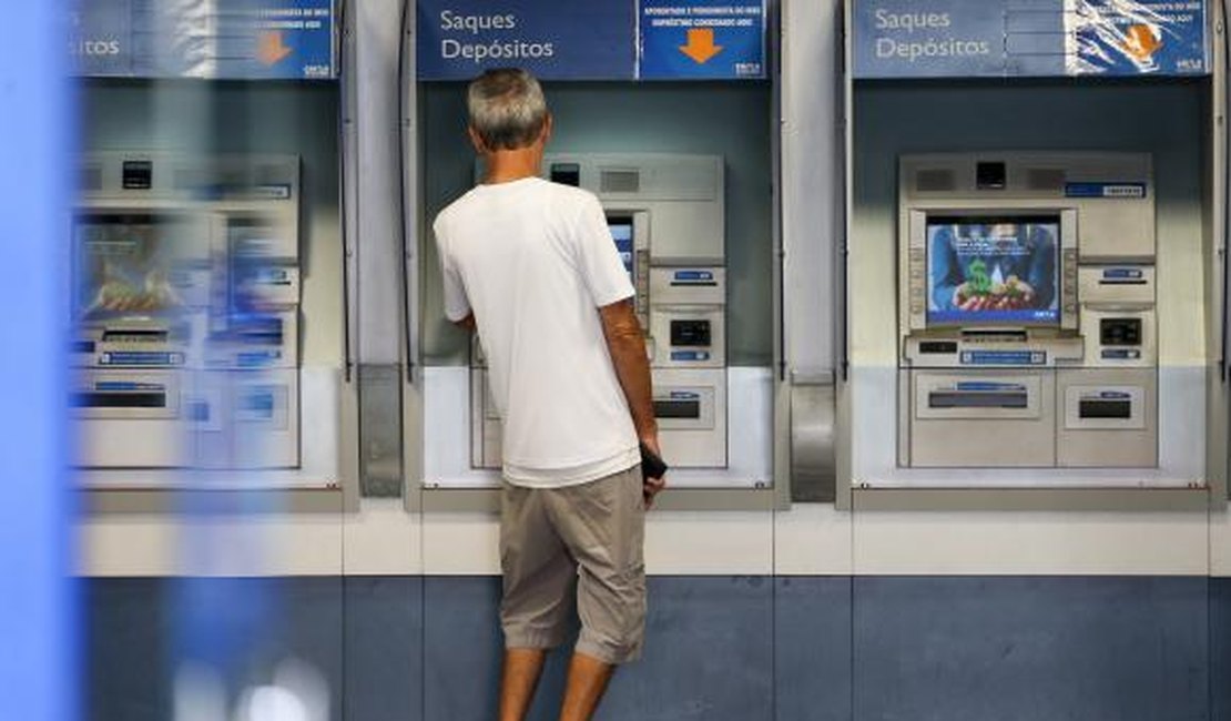 Agências da Caixa abrem mais cedo nesta segunda-feira para saques do FGTS