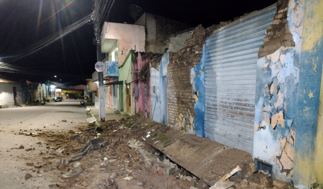 Marquise de residência desaba no bairro Cacimbas; veja o vídeo