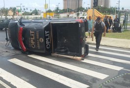 Viatura da Oplit tomba em Maceió e policial fica ferida