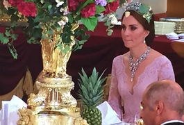 ‘Ousada’, Kate Middleton usa decotão e tiara preferida de Dina em jantar