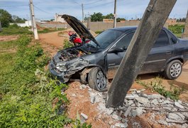 Condutor passa mal, perde o controle e bate carro em poste em Arapiraca