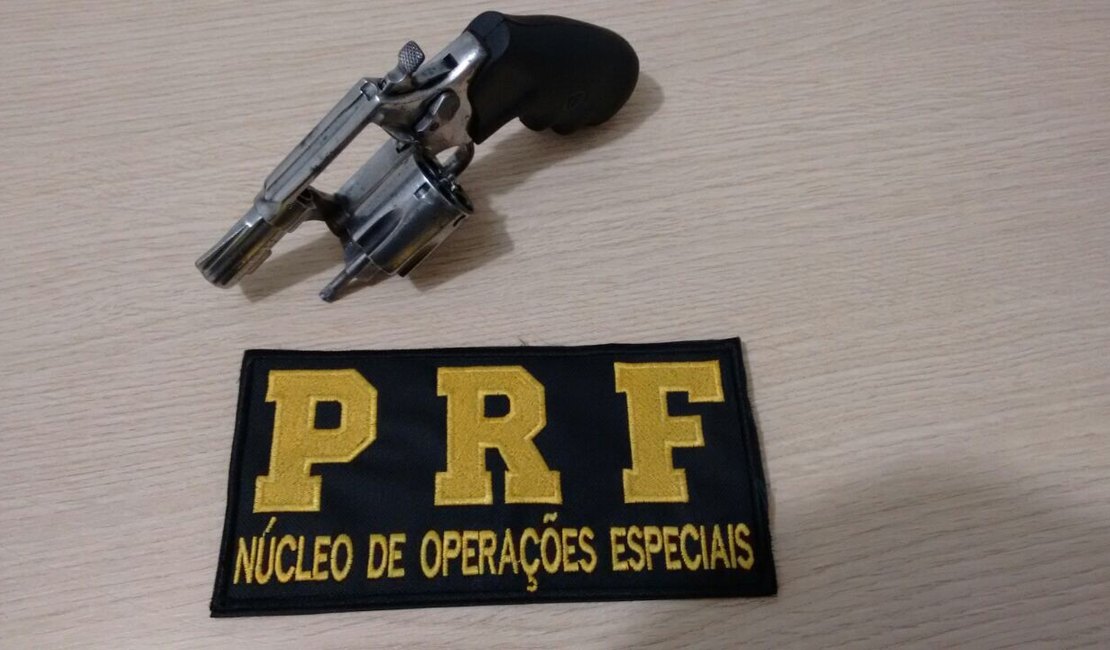 PRF prende homem por porte ilegal de arma, em Rio Largo