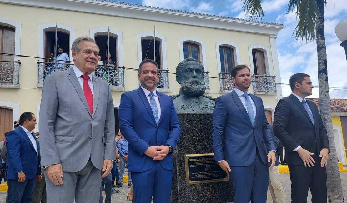 Paulo anuncia 13º para 8/12 e salários de dezembro antes do Natal