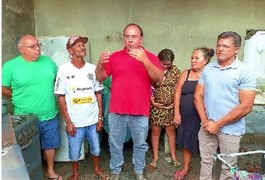 Prefeito Leandro Silva anuncia reconstrução da casa de família que perdeu tudo em incêndio, em Junqueiro