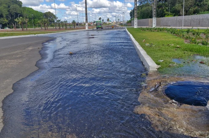Vazamento provoca desperdício de água potável na Avenida Benedito de Lira e gera reclamações em Arapiraca