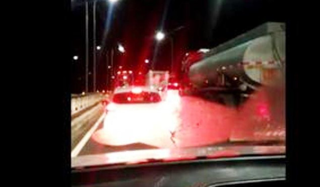 Três pessoas ficam feridas após colisão entre carros na AL 101 Sul