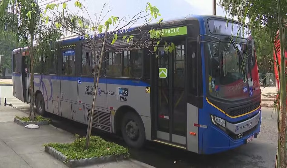 Homem é preso após sequestrar ônibus no RJ e tentar fuga