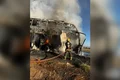 Ônibus com 65 passageiros pega fogo e interdita rodovia