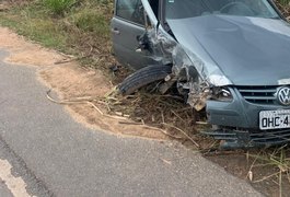 Motorista tenta ultrapassagem e acaba batendo em kombi em São Miguel dos Campos