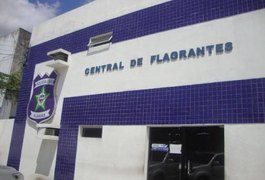 Homem foge e PM apreende espingarda e trouxas de cocaína em Paripueira