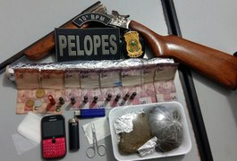 Operação policial apreende arma de fogo e drogas em Palmeira dos Índios