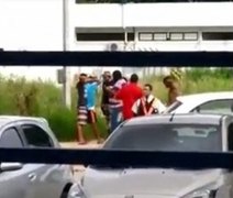 PMs descaracterizados abordam suspeitos dentro da UFAL