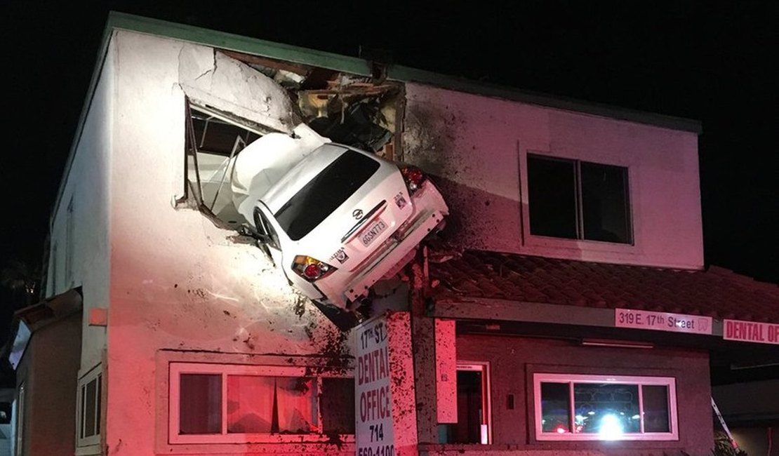 Carro fica 'cravado' em parede de andar superior de prédio nos EUA