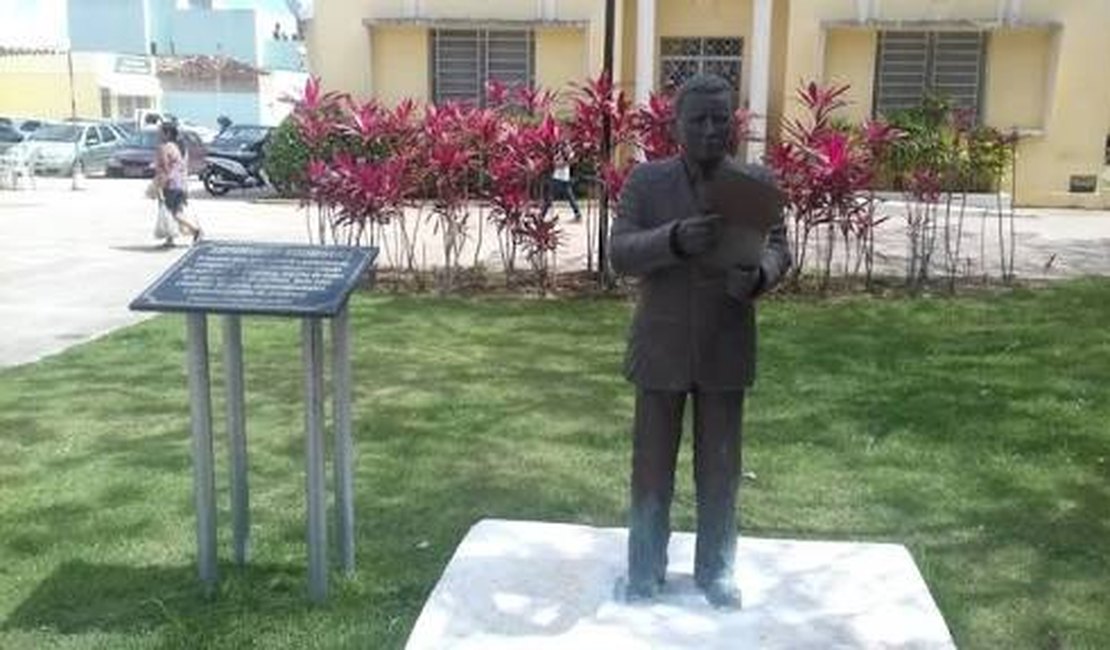 Carta furtada da mão da estátua de Esperidião Rodrigues é recuperada, em Arapiraca