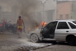 Carro pega fogo em posto de combustíveis em Arapiraca