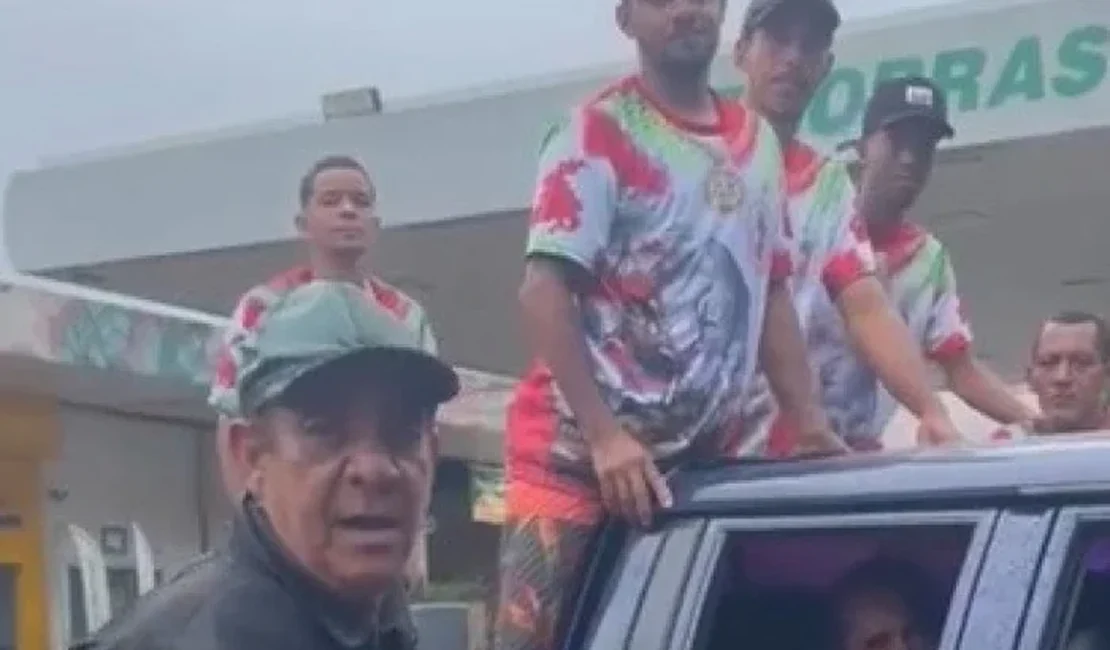 VÍDEO: Zeca Pagodinho enfrenta chuva para distribuir ovos de Páscoa para crianças no Rio de Janeiro