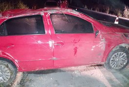 Carro pega fogo após capotar duas vezes no interior alagoano