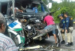Um morre e oito ficam feridos após colisão entre micro-ônibus e caminhão em SE